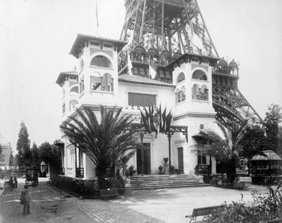 Padiglione di Monaco, con la base della Torre Eiffel sullo sfondo, Esposizione di Parigi, 1889 da French Photographer